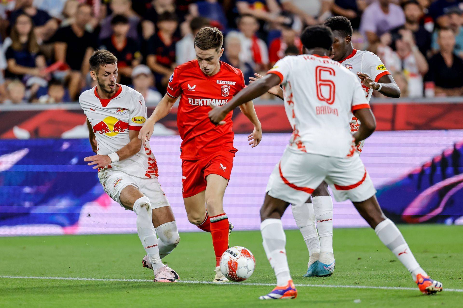 他在接受采 他在接受采